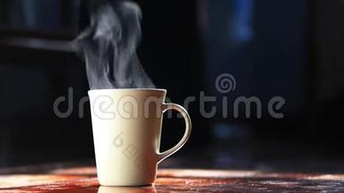 4k热烟在昏暗背景下的家庭泡咖啡杯中，在晨光下